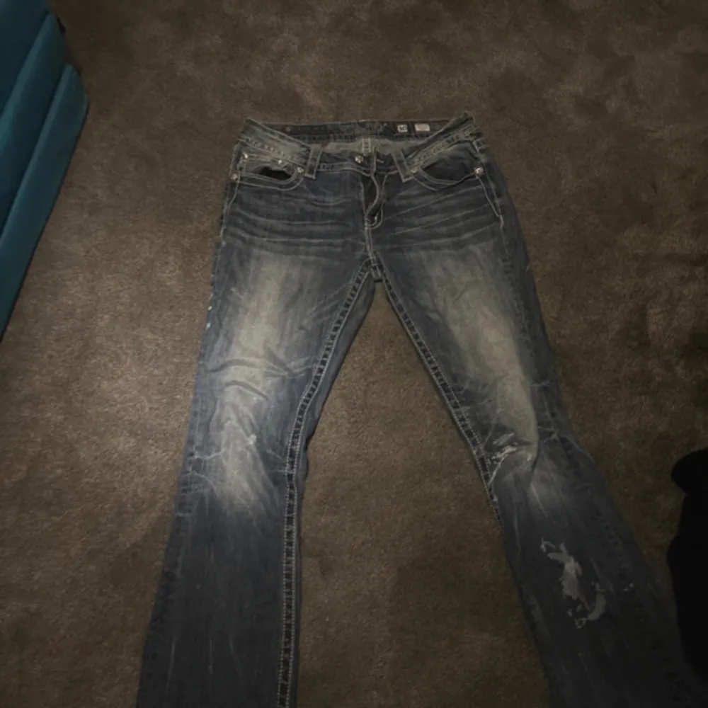 Superfina miss me jeans, storlek 30 modell signature boot . Midjemåttet rakt över är ca 40cm och innerbensmåttet är 82cm. Low waisted och bootcut. Bra skick. . Jeans & Byxor.