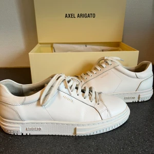 Atlas sneaker, vita. - Använda 3-4 gånger. Ny pris 2500 kr och säljer för lite mindre men knappt använda.