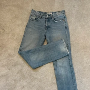 Raka jeans  - Raka jeans ifrån zara, jätte härlig passform. Lite sönder, syns på sista bilden