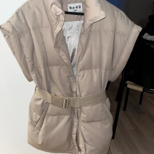 Beige väst - I använt men väl bevarat skick   Stor i storleken ☺️