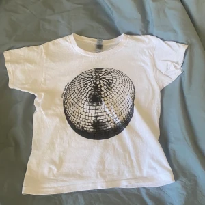 Disco babytee  - Jättesöt babytee från In Print We Trust! 🪩 Aldrig använd endast testad och tvättad en gång. Säljer då den inte riktigt passade mig tyvärr  Bredd 40 cm Längd 48 cm