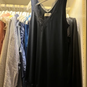 Spetslinne  - Spetslinne, aldrig andvänd. Storlek 38. Säljer för 150kr