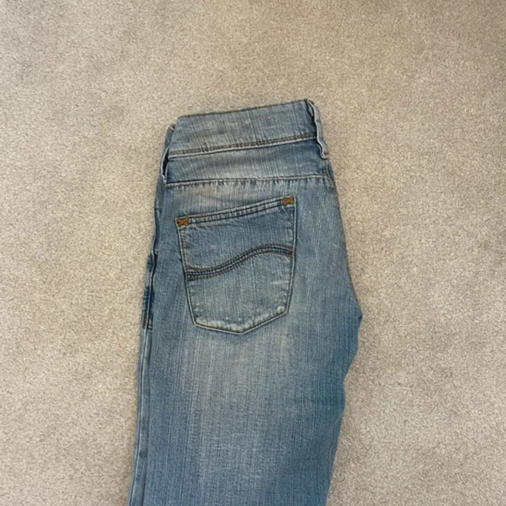 Raka Lågmidjade jeans!!  Midja: 37cm Innerben: 80cm Bred ber till: 20cm. Jeans & Byxor.