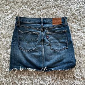 Superfin Levis jeans kjol💖💕 Storlek 25. Midjemått 38cm rakt över! Kör direkt via köp nu
