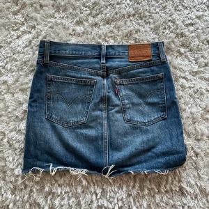 Levis jeans kjol💙 - Superfin Levis jeans kjol💖💕 Storlek 25. Midjemått 38cm rakt över! Kör direkt via köp nu