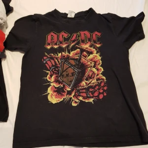 AC/DC T-shirt - Storlek S, väl använd men lyssnar inte på AC/DC så har inte mycket användning utav 