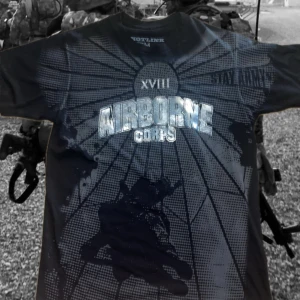 airborn corps t-shirt - fet hotlink militär t-shirt från den amerikanska militären. 2000s affliction type.