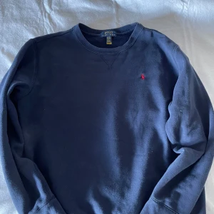 Ralph lauren sweatshirt som jag säljer eftersom den är för liten! Den är använd men jätte bra skicka annars och svin bra kvalite. Den är i storlek XL passar den som är runt 175 170 runt där är själv 177 och den är lite liten! - Jätte bra kvalite!