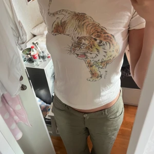 T-shirt - T-shirt från topshop i stolek S med tryck. Använd men i gott skick