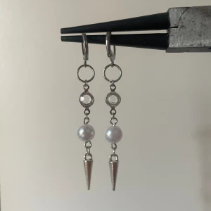 #020 örhängen💘 - Örhängen jag har gjort💞 finns i  silver och guld men har bara bild på silver paret just nu. Säljs i par för 45kr eller styck för 25kr.