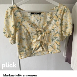 Fin ful topp - Älskar och ser så fin ut! Inga defekter. För fler bilder kan du kontakta mig. Kan sänka priset om det är en snabb affär. Är 164cm lång.