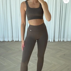 Brunt tränings sett  - Tights och träningstopp från aimn, deras luxe seamless collection i färgen Macchiato. Använd fåtal gånger 🤎