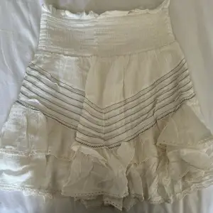 Super fin aldrig använd vit volang kjol från Neo Noir!