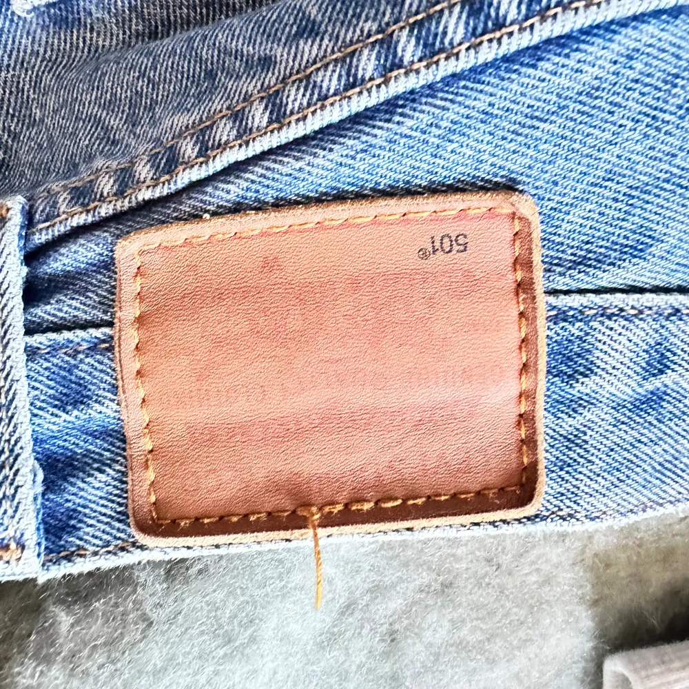 Säljer dessa regular/loose fit jeans i modellen 501. Skicket är bra förutom slitningar längst ner. De är upplagda så längden är lite kortare än orginaljeansen. Nypris runt 1000 kr. Passar någon runt 168-178. Pris kan diskuteras vid snabb affär😊. Jeans & Byxor.