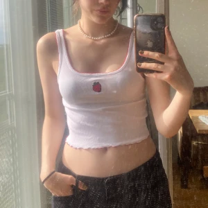 Jordgubbs top🍓 - Supersöt jordgubbstop ❣️ Gullig nu till sommaren.  Kan mötas upp i Sthlm annars står köparen för frakt❣️