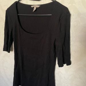 Svart topp från HM - Topp från hm. Använt fåtal gånger! Bra skick :)