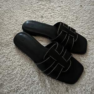 Slip-in Sandaler i läder  från H&M, enbart använda en gång. Nypris:549:-