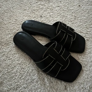 Sandaler från H&M - Slip-in Sandaler i läder  från H&M, enbart använda en gång. Nypris:549:-
