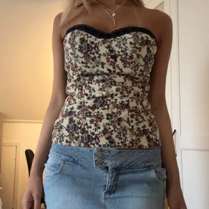 Korsett topp - Superfin somrig topp från Intimissmi. Går att ha som bandeutopp eller med band. 🤗💞