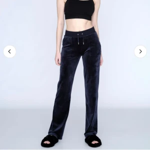 Juicy Couture byxor - Storlek 14-15 (motsvar XS/S) Lite slitna längst ner, pga att de är för långa. (De har lite små defekter, därav priset)  Ny pris 1200 :-