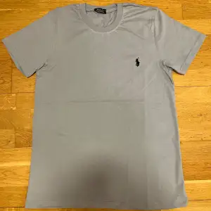 Snygg Ralph Lauren t-shirt i storlek S. Tröjan är aldrig använd och är i perfekt skick. Perfekt till sommaren!