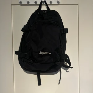 Supreme väska FW19 - Riktigt cool Supreme ryggsäck från FW19 Inga hål eller fläckar. Köpt på supreme appen på släppet 2019. Hör av er vid mer frågor😊