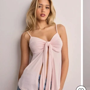 Topp - Säljer min jätte gulliga rosa topp från Gina tricot då jag inte får hågen andvändning av den, knappat andvänd och inga defekter. Storlek xxs men tycker den sitter som en xs💓