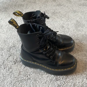 Dr Martens Jadon - Svarta Dr Marten Jadon Platform boots. I bra skick, knappt använda, och har en liten repa på vänster tå. 