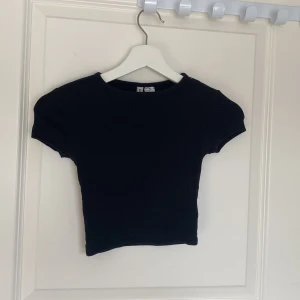 Svart tröja  - Säljer för att den är lite för liten, den är stretchig så den blir större på än va den ser ut på bilden 🩷