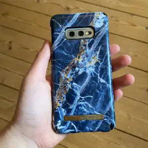 Marmormönstrat mobilskal från Ideal of Sweden som passar Samsung galaxy s10e. Ganska slitet, se bilder. 