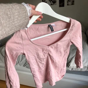 Gammelrosa urringad tröja🩷 - Tröja med trekvartsarm och lite urringning från HM. Fint skick