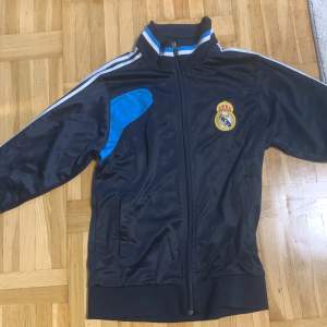 Mörkblå real Madrid idrotts zip-up i bra skick.