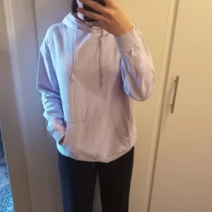 Lila hoodie - Säljer denna lila hoodie. Köparen står för frakten! 