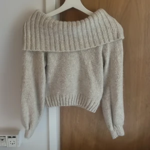 Offshoulder stickad - Jättefin och använd cirka 1-2 gånger, alltså mycket bra skick! 
