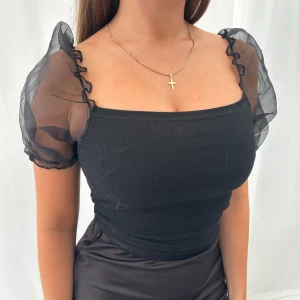 Topp  - Så himla söt topp, perfekt året runt🖤🖤