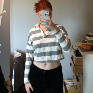 Randig croptop - Oanvänd vit och grå randig croptop