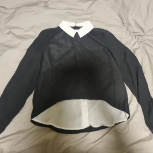 Svartvit blus - Står xs men passar s-m skulle jag säga Bra skick, inga defekter förutom att en tråd sticker ut 