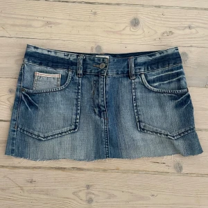 Jeanskjol - Så cool jeanskjol som passar så bra nu till sommaren. Midjemåttet är 42 cm. Skriv gärna privat om ni har fler frågor❤️😇