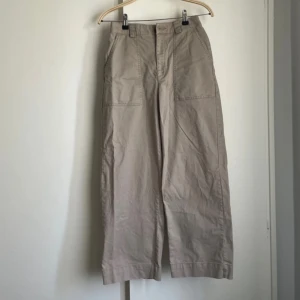 Byxor - Så snygga och fina cargobyxor (?) I helt ny och felfri skick då de endast användes 1 gång. Bakfickorna är inte fickor på riktigt. Storlek S 🧸