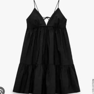 Svart klänning  - Svart klänning från zara i storlek l❣️har knappt använt 