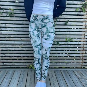 Stronger träningstights - Säljer dessa gröna strongertights i Xs💚 Säljer dessa pga att de inte kommer till användning. Byxorna är ganska använda därav priset💚