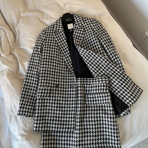 Rutig kavaj - H&M - FLYTTRENS!!! Aldrig använd rutig kavaj från H&M (tillhörande kjol finns i tidigare annons)🖤🤍