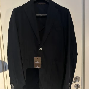 Oscar Jacobsson linne/bomull kavaj - Helt ny linne/bomull kavaj från OJ med prislappen kvar på, dvs aldrig använd.  Nypris är 4300kr.