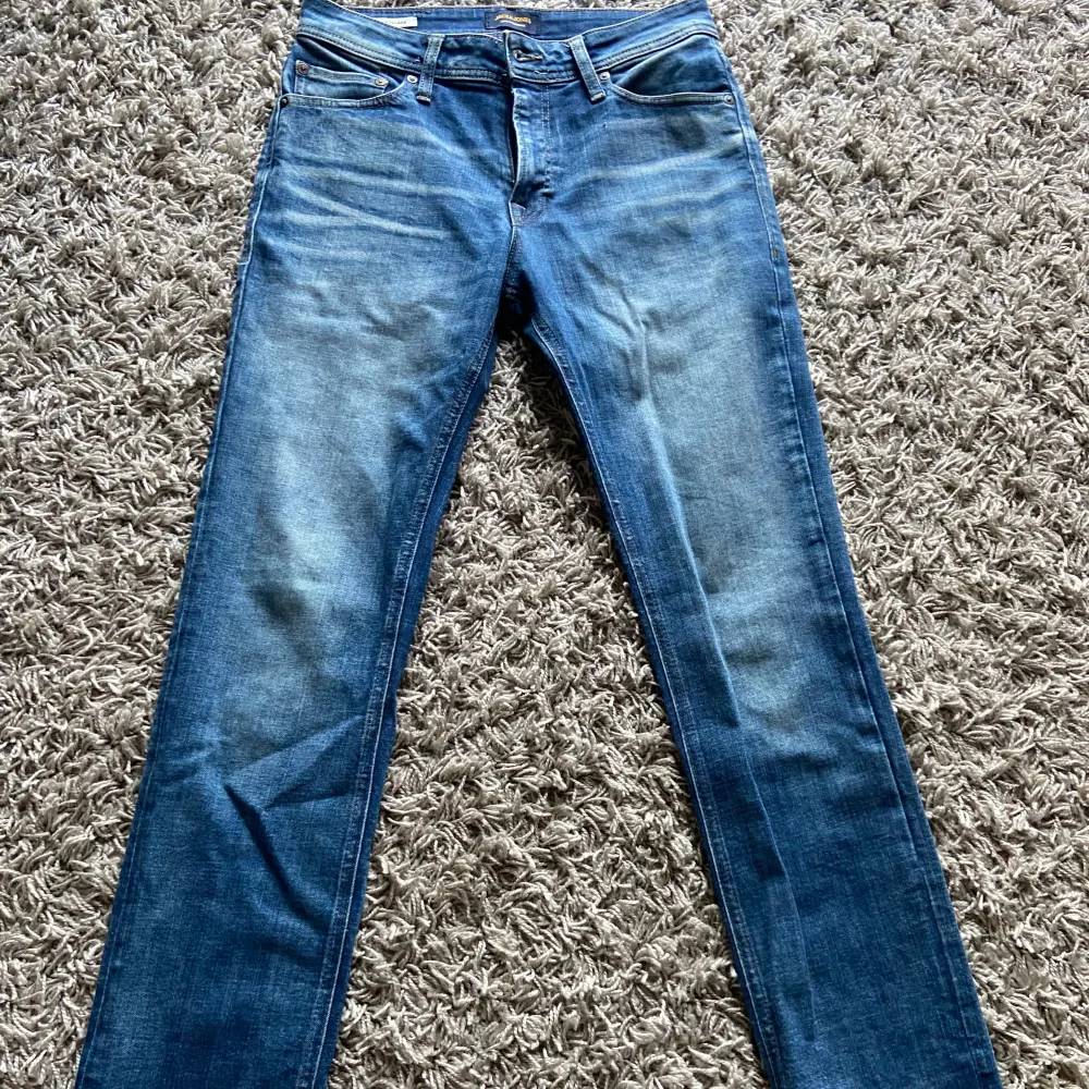 Säljer nu mina mörkblå jeans (regular/clark) från Jack & Jones då jag sällan använder de, knappt använda, storlek 29/32, originalpris 600. Jeans & Byxor.