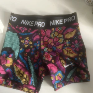 Nike pro  - Oanvända Nike PRO shorts i storlek m (barn storlek) som är ungefär ca xs-s i vuxen storlek 