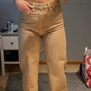 Beige/bruna jeans - Beige/bruna jeans från lager 157, storlek S. Endast använda 1 gång, säljes då jag inte tycker färgen passar mig. 
