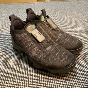 Nike Vapormax - Skada på bandet på spännet (sitter inte fast) men är i övrigt bra skick Nypris: 1995 kr 
