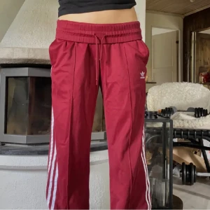 Röda Adidas byxor - Gammla Röda Adidas trackpants typ. De har dragkedja längst ner. Man kan ha de lågmidjar men även höjmidjaat om man vill det. Skriv gärna om ni har frågor🪩