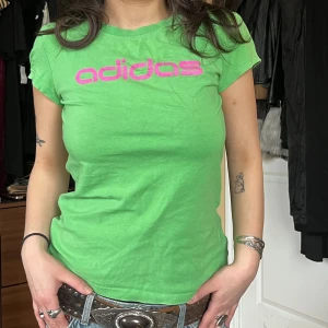 ball tröja - snygg grön tshirt från adidas med rosa detalj