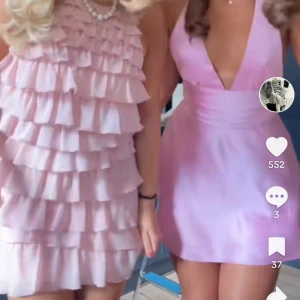 Volangklänning - Galet snygg volangklänning som nästan aldrig är använd💘